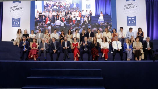 Fotograf&iacute;a de familia de los asistentes a la celebraci&oacute;n del 75 aniversario del Premio Planeta, este jueves en Madrid. 