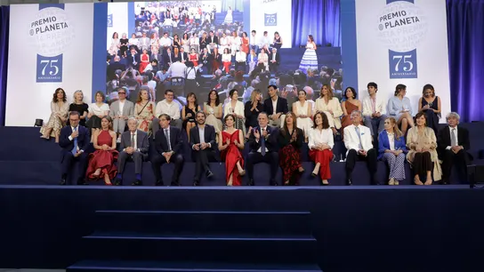 Fotografía de familia de los asistentes a la celebración del 75 aniversario del Premio Planeta, este jueves en Madrid. Fotografía de familia de los asistentes a la celebración del 75 aniversario del Premio Planeta, este jueves en Madrid.