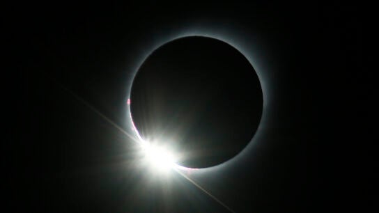 Anillo de diamantes durante un eclipse solar