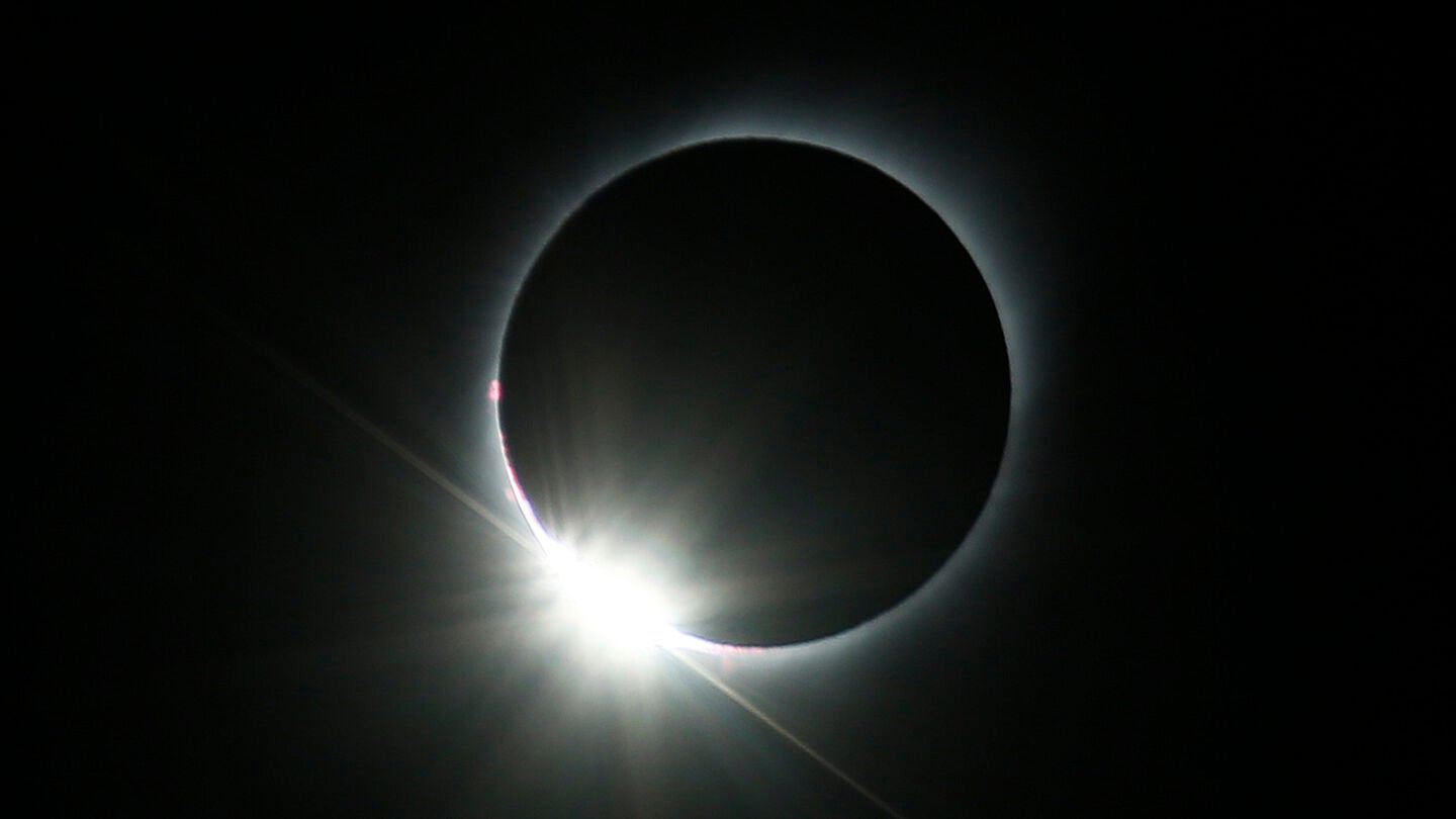 Anillo de diamantes durante un eclipse solar