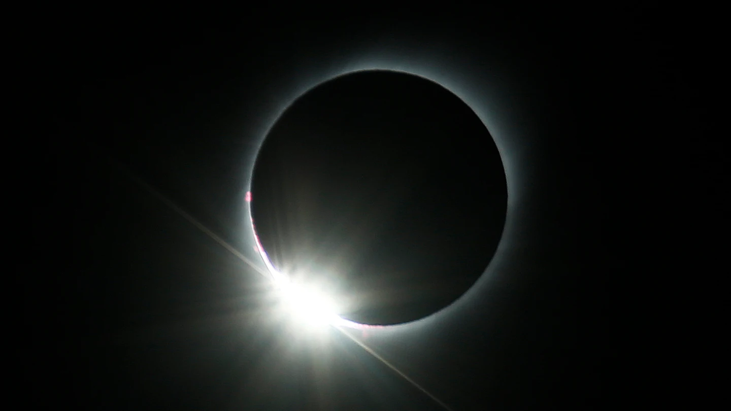 Anillo de diamantes durante un eclipse solar Anillo de diamantes durante un eclipse solar
