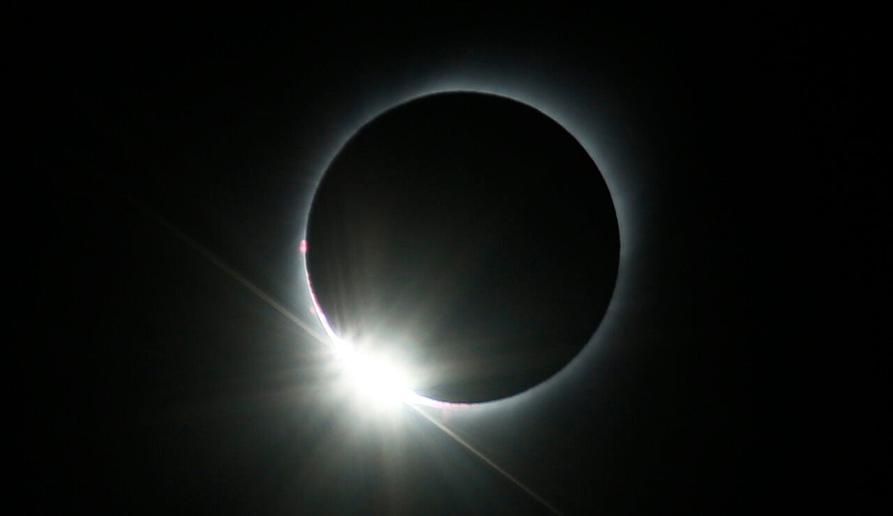 Anillo de diamantes durante un eclipse solar