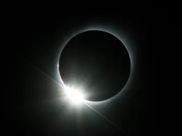 Anillo de diamantes durante un eclipse solar Anillo de diamantes durante un eclipse solar
