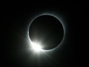 Anillo de diamantes durante un eclipse solar Anillo de diamantes durante un eclipse solar