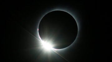 Anillo de diamantes durante un eclipse solar