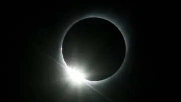Anillo de diamantes durante un eclipse solar Anillo de diamantes durante un eclipse solar