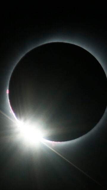 Anillo de diamantes durante un eclipse solar
