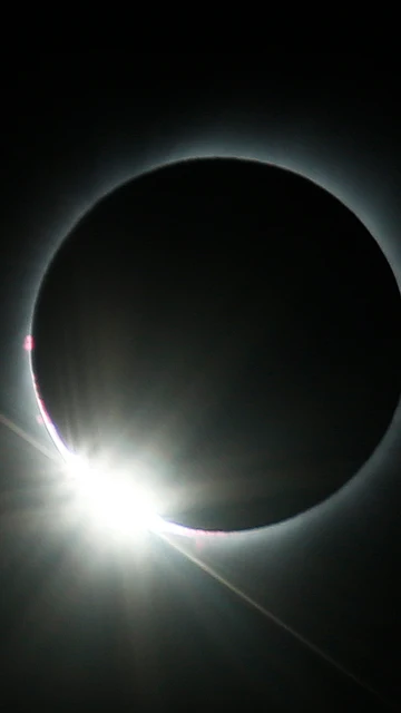 Anillo de diamantes durante un eclipse solar Anillo de diamantes durante un eclipse solar