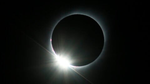 Anillo de diamantes durante un eclipse solar