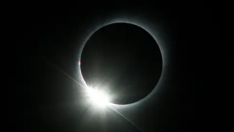 Anillo de diamantes durante un eclipse solar Anillo de diamantes durante un eclipse solar
