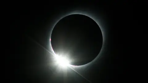 Anillo de diamantes durante un eclipse solar Anillo de diamantes durante un eclipse solar