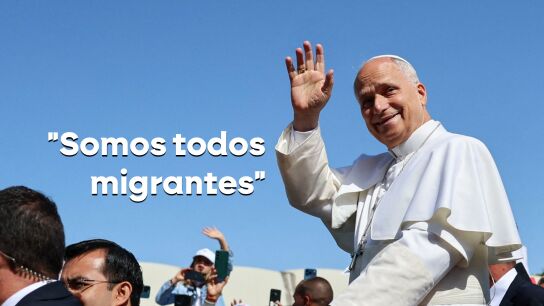 El papa se despide de Espa&ntilde;a rodeado de las personas que m&aacute;s ha reivindicado: "Todos somos migrantes"