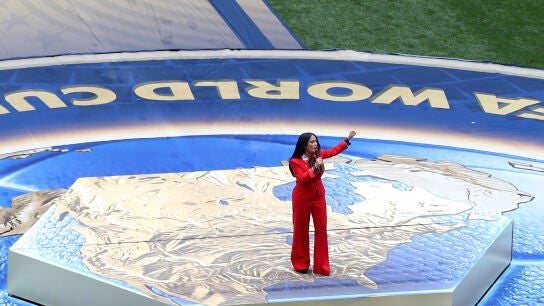  La actriz mexicana Salma Hayek habla este jueves, durante la inauguraci&oacute;n del Mundial de la FIFA 2026 en el estadio Ciudad de M&eacute;xico