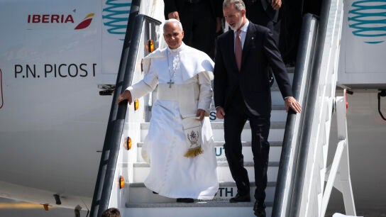 El papa Le&oacute;n XIV y el rey Felipe VI descienden del avi&oacute;n que deber&iacute;a trasladar al pont&iacute;fice a Roma tras su viaje de siete d&iacute;as a Espa&ntilde;a por problemas t&eacute;cnicos que impiden su despegue del aeropuerto de Los Rodeos.