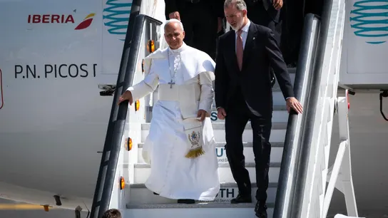 El papa León XIV y el rey Felipe VI descienden del avión que debería trasladar al pontífice a Roma tras su viaje de siete días a España por problemas técnicos que impiden su despegue del aeropuerto de Los Rodeos. El papa León XIV y el rey Felipe VI descienden del avión que debería trasladar al pontífice a Roma tras su viaje de siete días a España por problemas técnicos que impiden su despegue del aeropuerto de Los Rodeos.
