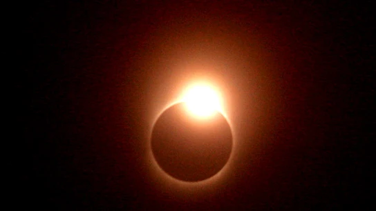 Anillo de diamantes durante un eclipse solar Anillo de diamantes durante un eclipse solar