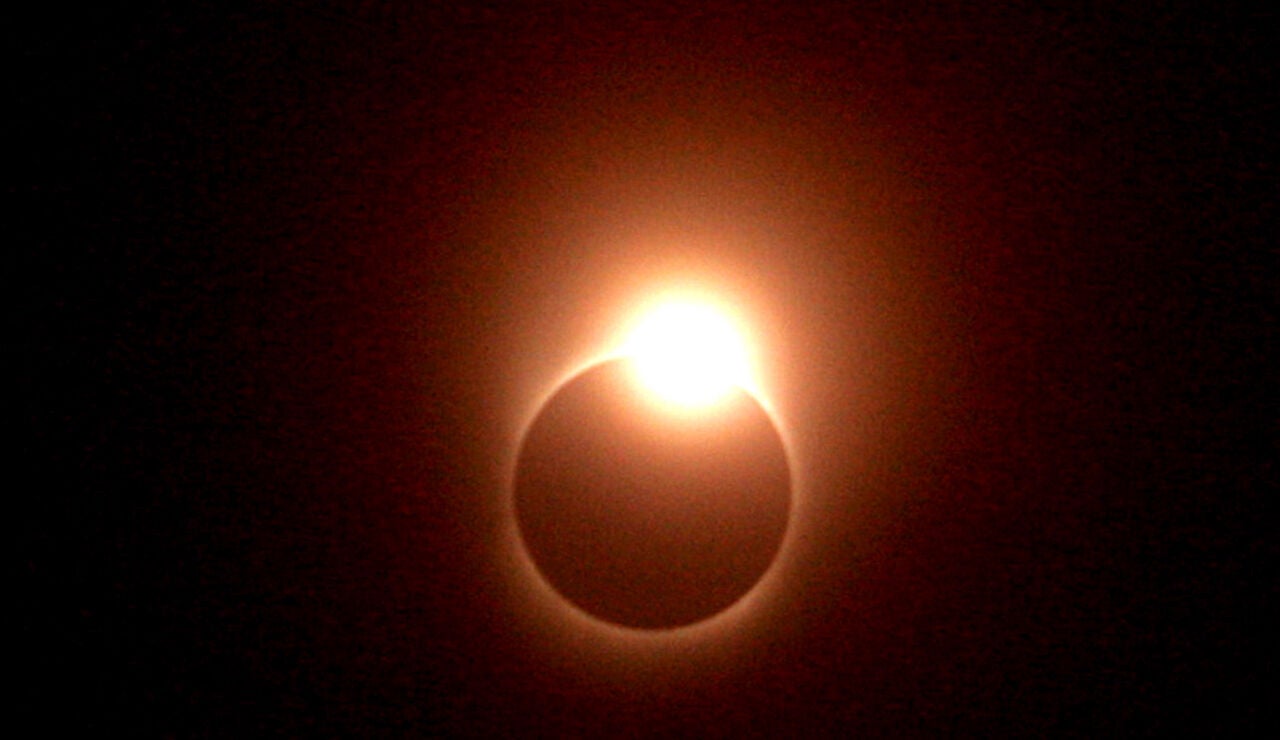 Anillo de diamantes durante un eclipse solar