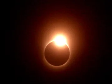 Anillo de diamantes durante un eclipse solar Anillo de diamantes durante un eclipse solar