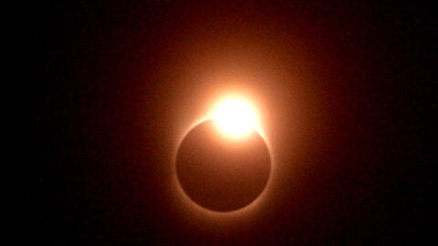 Anillo de diamantes durante un eclipse solar
