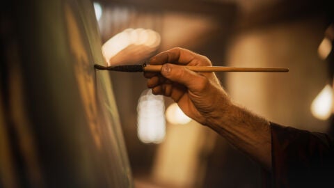 Un pintor pintando a mano un cuadro
