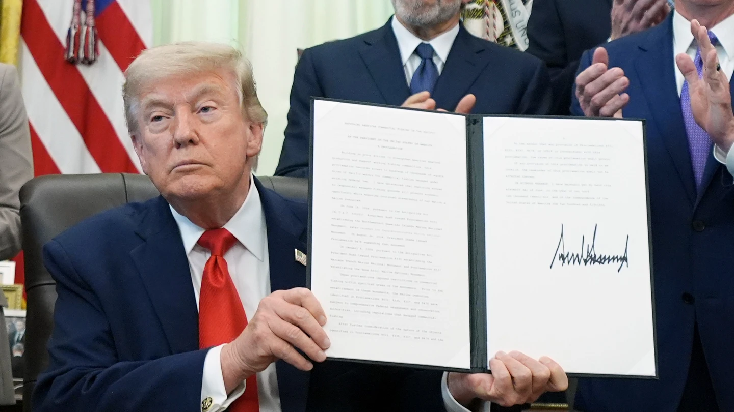 El presidente de Estados Unidos, Donald Trump, muestra una orden ejecutiva con su firma El presidente de Estados Unidos, Donald Trump, muestra una orden ejecutiva con su firma