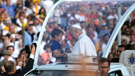 El papa Le&oacute;n XIV bendice a un ni&ntilde;o en Barcelona