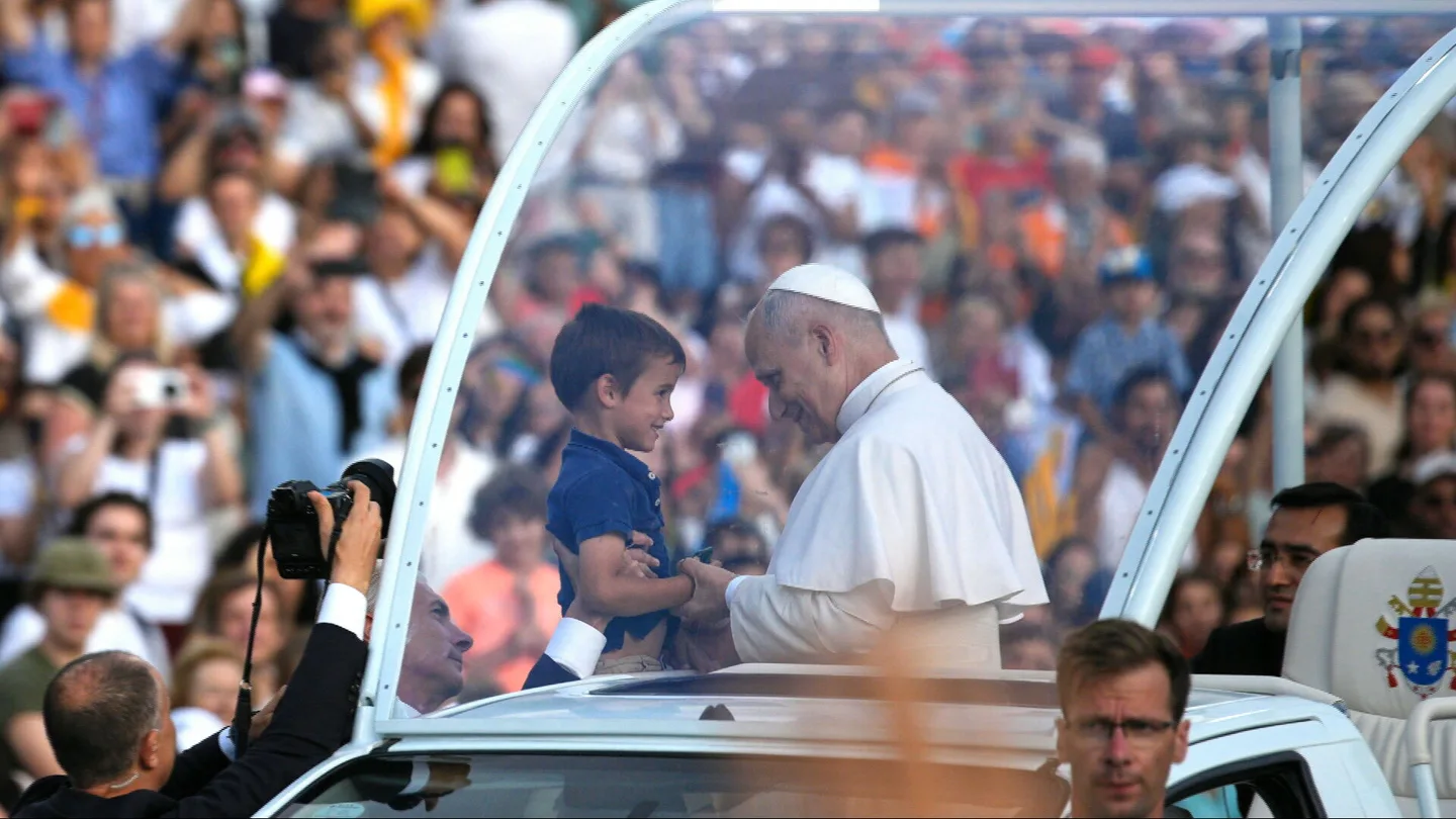 El papa León XIV bendice a un niño en Barcelona El papa León XIV bendice a un niño en Barcelona