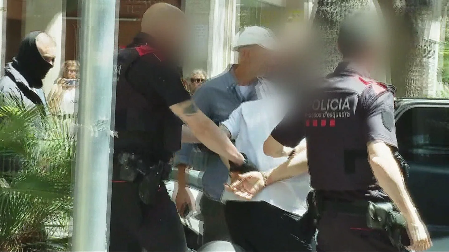 Los Mossos frustran un violento atraco a una joyería en Sarrià, Barcelona: cinco personas, detenidas in fraganti. Los Mossos frustran un violento atraco a una joyería en Sarrià, Barcelona: cinco personas, detenidas in fraganti.