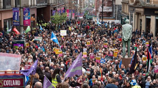 Miles de manifestantes que se han unido a la organizaci&oacute;n "Stand Up To Racism Scotland" se enfrentan a la resistencia de un peque&ntilde;o grupo de manifestantes antiinmigraci&oacute;n.