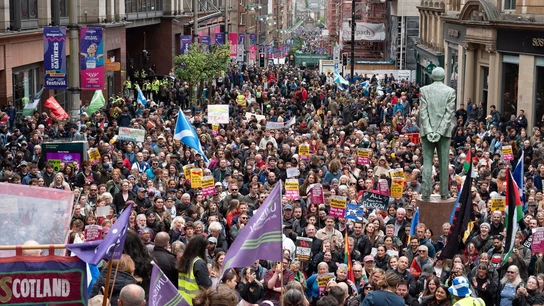 Miles de manifestantes que se han unido a la organización "Stand Up To Racism Scotland" se enfrentan a la resistencia de un pequeño grupo de manifestantes antiinmigración. Miles de manifestantes que se han unido a la organización "Stand Up To Racism Scotland" se enfrentan a la resistencia de un pequeño grupo de manifestantes antiinmigración.
