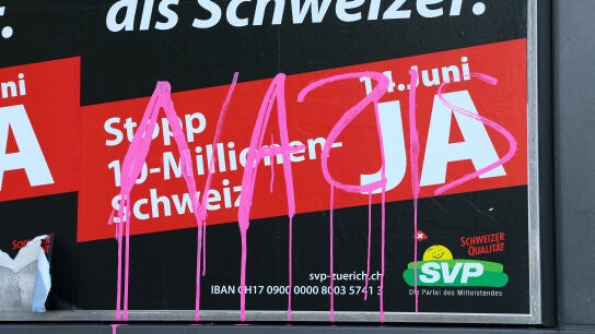 Un grafiti con la palabra 'Nazis' cubre un cartel en apoyo del Partido Popular Suizo (SVP).