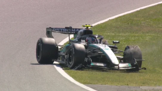 El primer drama para Antonelli: su Mercedes se queda parado y Hamilton le recorta 25 puntos El primer drama para Antonelli: su Mercedes se queda parado y Hamilton le recorta 25 puntos