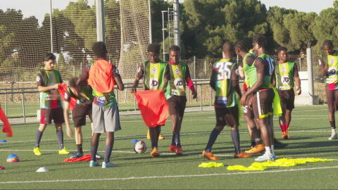 'M&aacute;s que un equipo': refugiados y migrantes encuentran integraci&oacute;n, solidaridad y convivencia a trav&eacute;s del f&uacute;tbol.