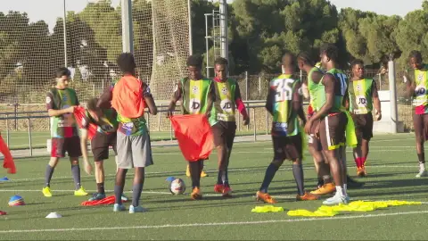 'Más que un equipo': refugiados y migrantes encuentran integración, solidaridad y convivencia a través del fútbol. 'Más que un equipo': refugiados y migrantes encuentran integración, solidaridad y convivencia a través del fútbol.