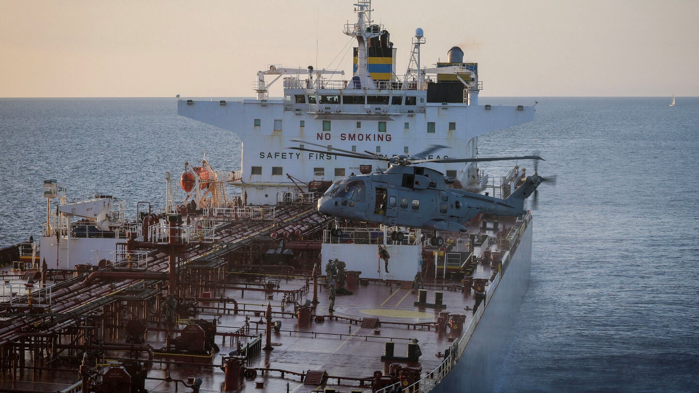 Reino Unido intercepta por primera vez un petrolero de la 'flota fantasma' rusa en el Canal de la Mancha.