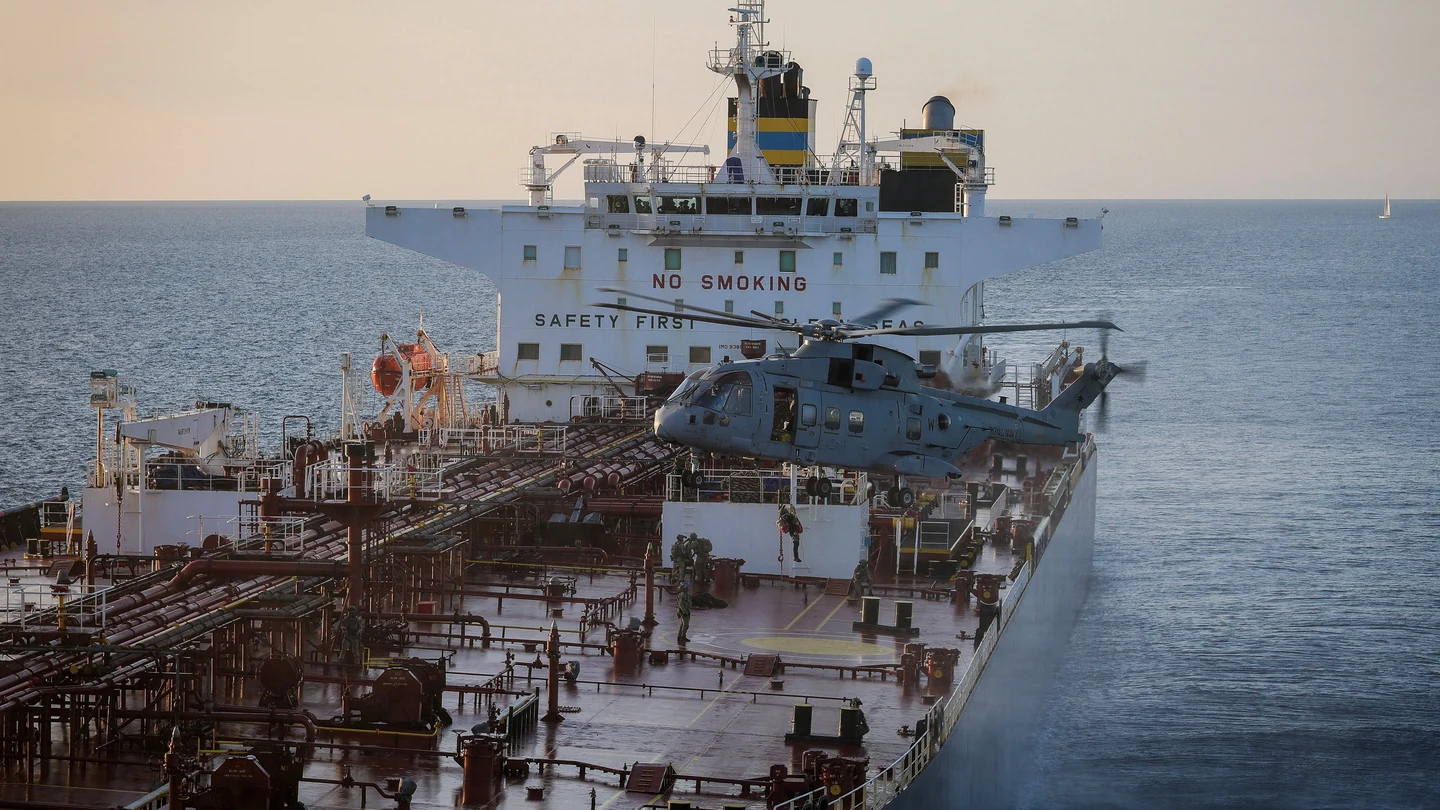 Reino Unido intercepta por primera vez un petrolero de la 'flota fantasma' rusa en el Canal de la Mancha. Reino Unido intercepta por primera vez un petrolero de la 'flota fantasma' rusa en el Canal de la Mancha.