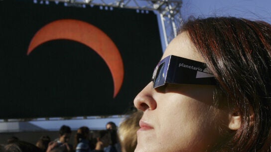 Una mujer, observando el eclipse parcial del 3 de octubre de 2005 en Madrid