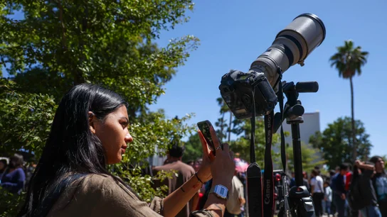 Una mujer fotografía el eclipse solar de 2024 desde Hermosillo (México) Una mujer fotografía el eclipse solar de 2024 desde Hermosillo (México)