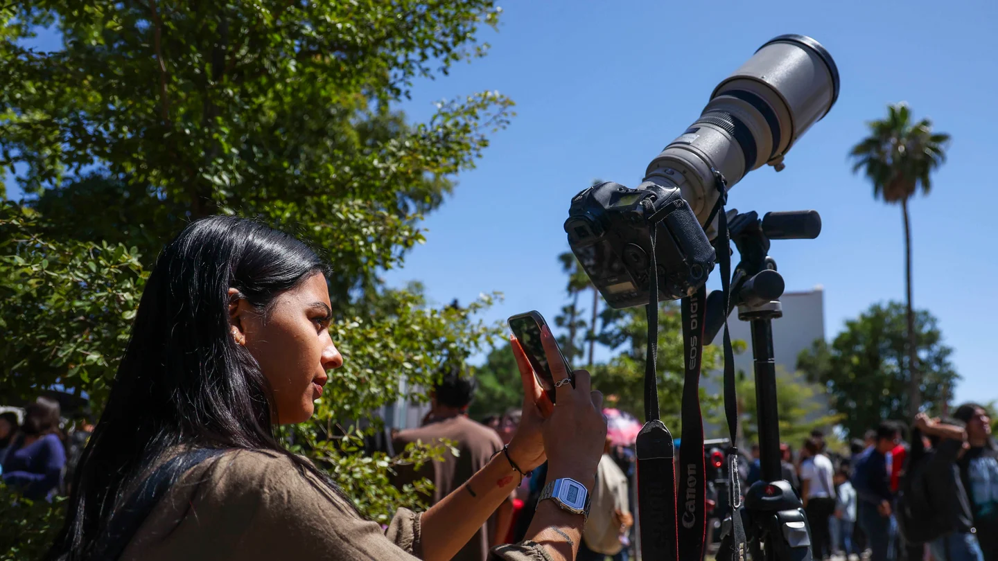 Una mujer fotografía el eclipse solar de 2024 desde Hermosillo (México) Una mujer fotografía el eclipse solar de 2024 desde Hermosillo (México)