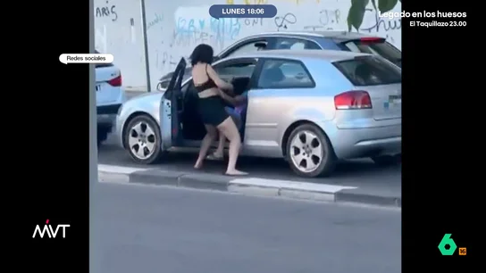Abre la puerta de un coche y la emprende a golpes con su conductora: la brutal agresión de una mujer en Almassora Las cámaras de los vecinos captaban la brutal agresión de una mujer a una conductora que se encontraba en el interior de su coche. La rápida reacción de los vecinos consiguió evitar que la sacara del vehículo.