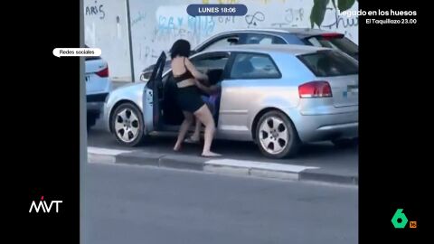 Las c&aacute;maras de los vecinos captaban la brutal agresi&oacute;n de una mujer a una conductora que se encontraba en el interior de su coche. La r&aacute;pida reacci&oacute;n de los vecinos consigui&oacute; evitar que la sacara del veh&iacute;culo.
