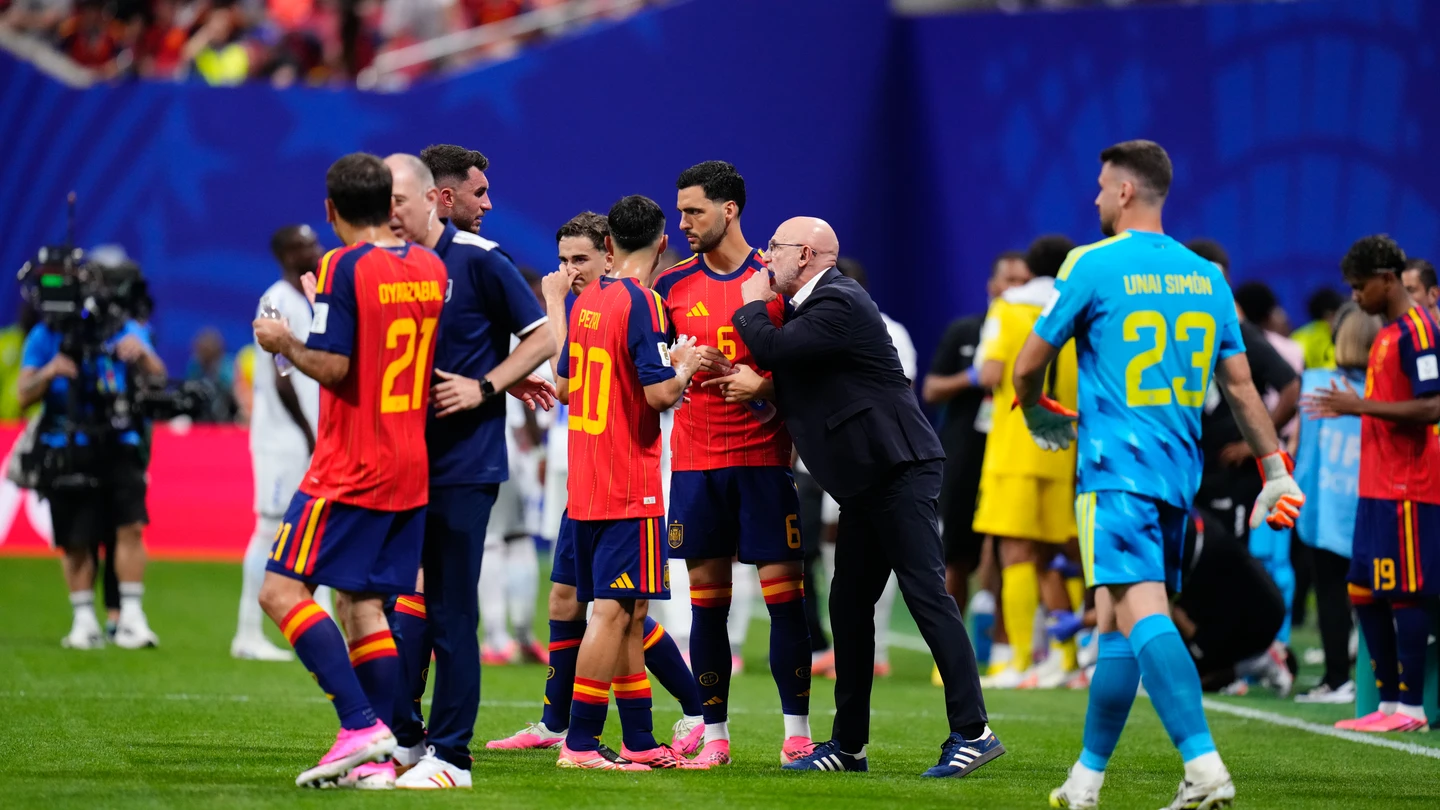 Los jugadores de la selección escuchan las indicaciones de Luis de la Fuente Los jugadores de la selección escuchan las indicaciones de Luis de la Fuente