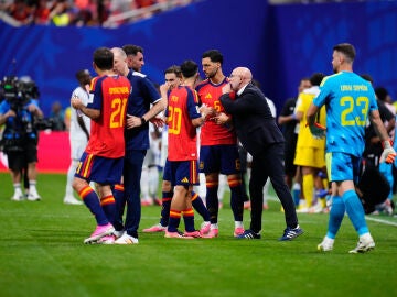 Los jugadores de la selecci&oacute;n escuchan las indicaciones de Luis de la Fuente