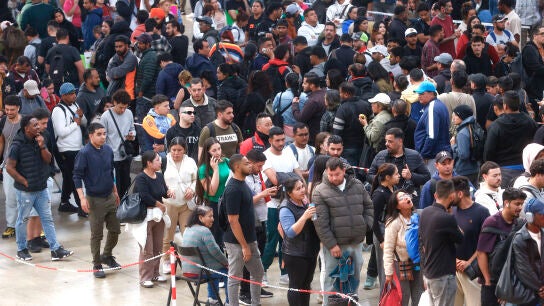 Centenares de personas migrantes hacen cola en L'Hospitalet de Llobregat (Barcelona) para obtener la documentaci&oacute;n para la regularizaci&oacute;n