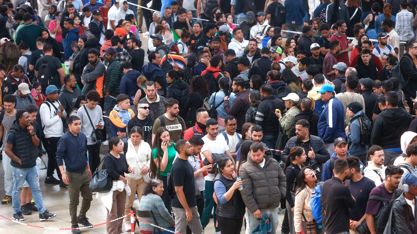 Centenares de personas migrantes hacen cola en L'Hospitalet de Llobregat (Barcelona) para obtener la documentación para la regularización Centenares de personas migrantes hacen cola en L'Hospitalet de Llobregat (Barcelona) para obtener la documentación para la regularización