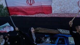 Varias personas protestan por las conversaciones entre EEUU e Ir&aacute;n mientras ondean banderas iran&iacute;es en Teher&aacute;n