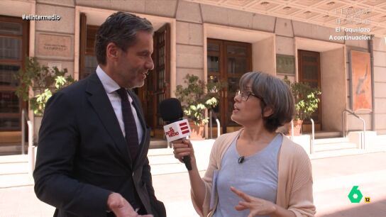 La reportera ha visitado la Carrera de San Jer&oacute;nimo para charlar con los diputados y saber qu&eacute; desayunan. El portavoz del Partido Popular, adem&aacute;s, ha se&ntilde;alado que ella ya deber&iacute;a saberlo porque hicieron la compra juntos. 