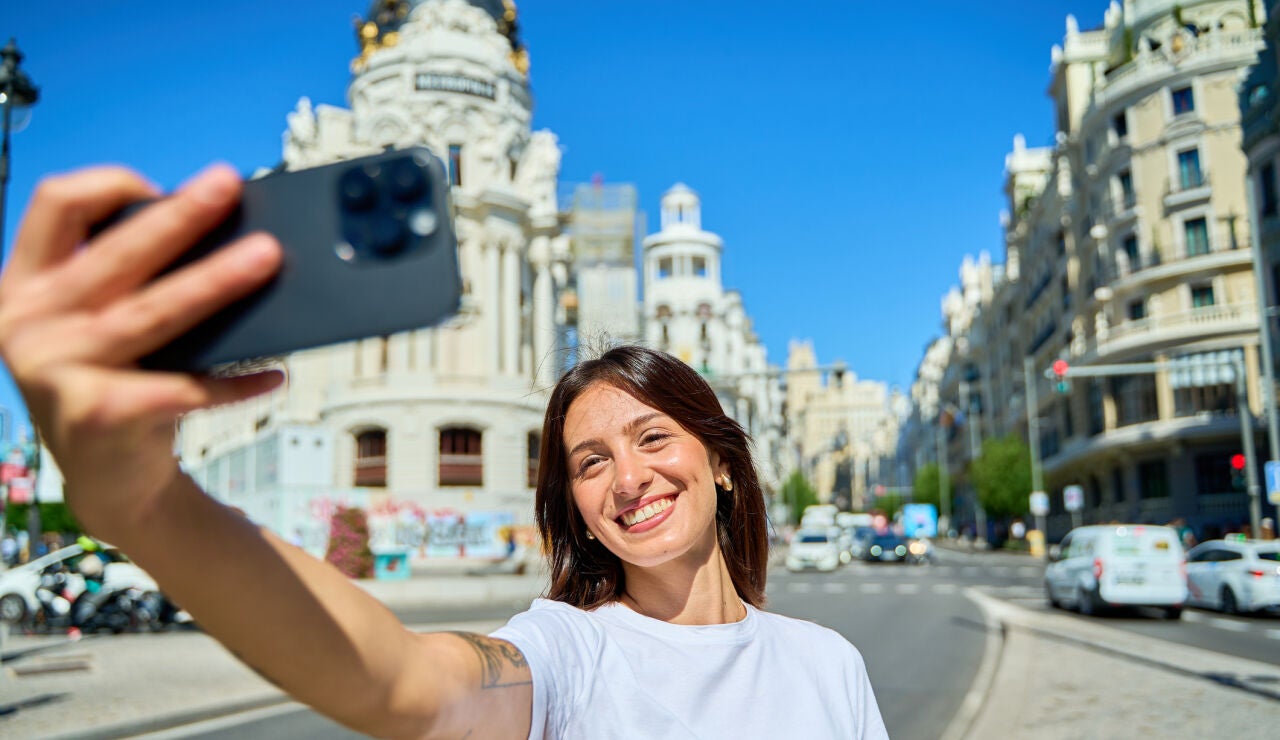 Chica joven en verano en Madrid