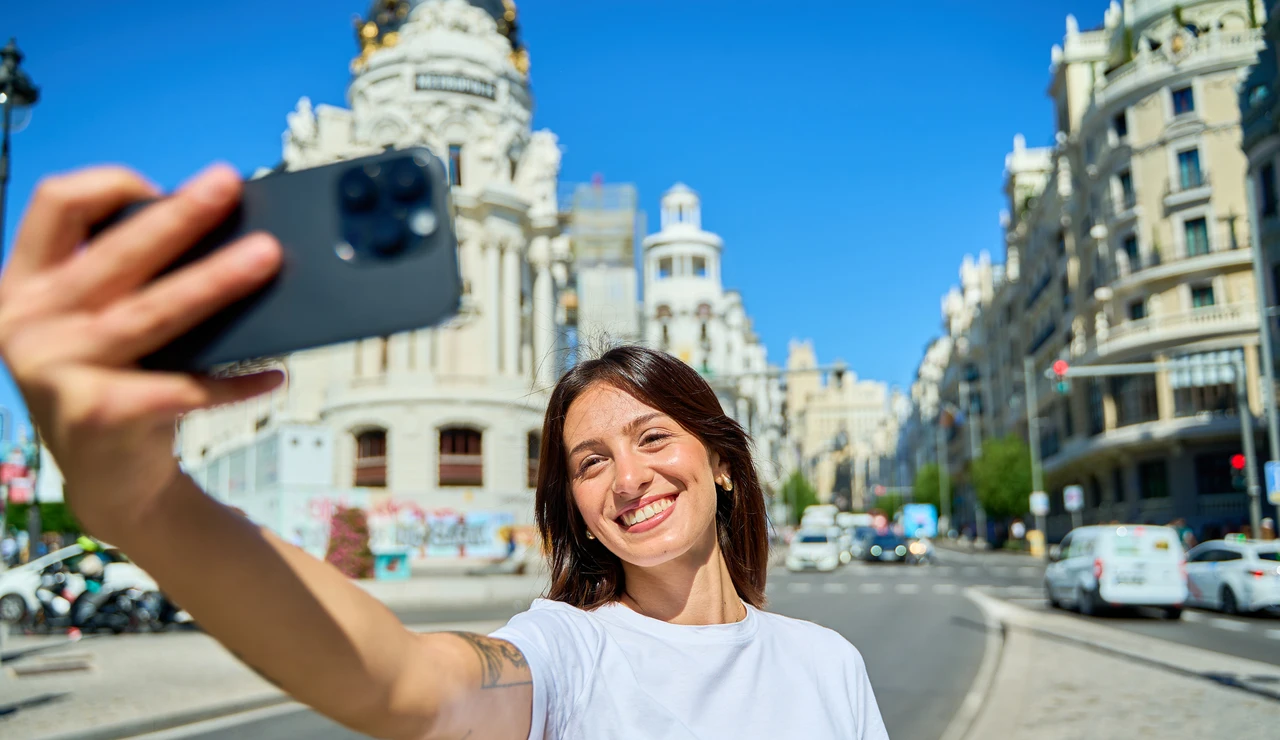 Chica joven en verano en Madrid