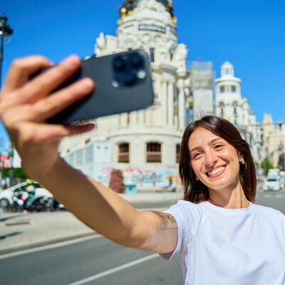 Chica joven en verano en Madrid